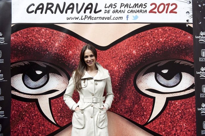 Eva González delante de un cartel del Carnaval de LPGC de 2012