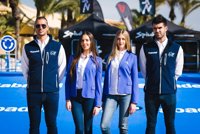 La Volta Ciclista a la Comunitat "rompe estereotipos" con azafatas y azafatos con uniforme "cómodo"