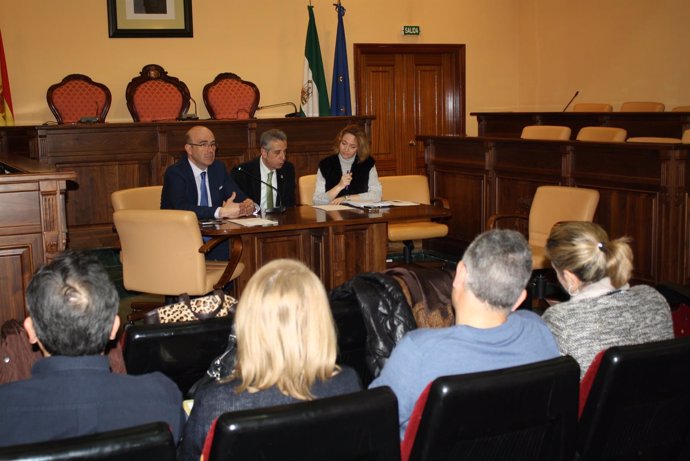 Carmona (izda.), junto a Pérez, durante la presentación