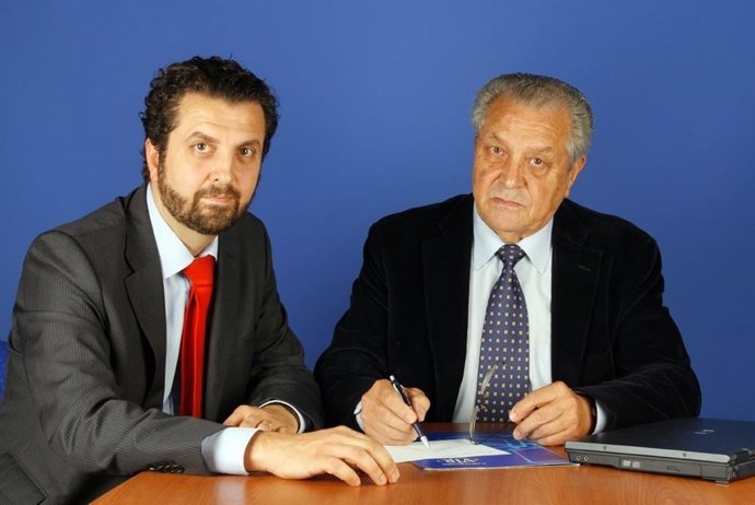 Inaciu Iglesias  (izquierda) representante de Cartonajes Vir. 