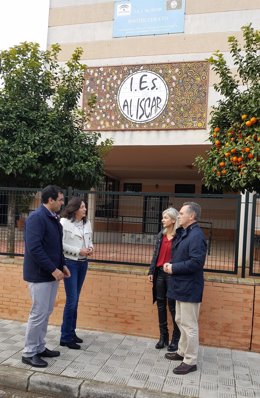 Loles López junto a otros dirigentes del PP en su visita al centro educativo