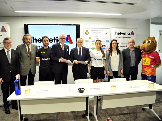 Firma del acuerdo de renovación entre la RFEBM y Helvetia