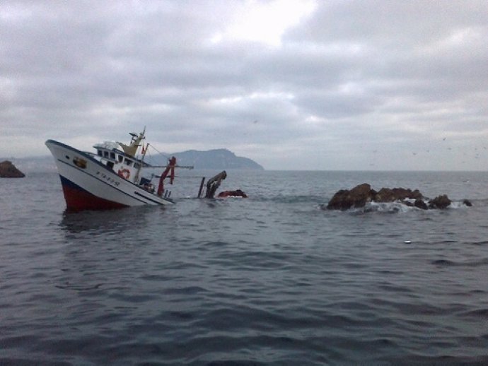 Barco pesquero hundido ante las Illes Formigues  (Archivo)