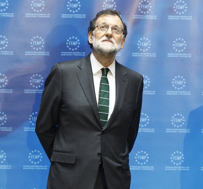 Mariano Rajoy mirando hacia arriba