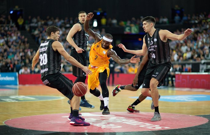 Tyrese Rice (Fc Barcelona Lassa) Dejan Todorovic (DOMINION BILBAO BASKET)