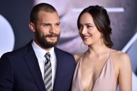 Dakota Johnson y Jamie Dornan brillan en la premiere de Cincuenta sombras más oscuras