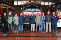 Visita de la corporación municipal de Tomares a los bomberos del Aljarafe en apoyo a sus reivindicaciones