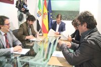 Junta y agentes sociales pactan las bases de la Ley de Sanidad que blindará la sanidad pública