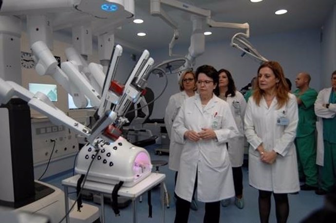 Los profesionales del Reina Sofía junto al robot quirúrgico