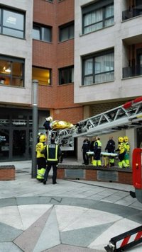 Bomberos de Bilbao evacuan de su piso a una vecina de Castro (Cantabria) con obesidad mórbida