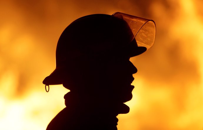 Un bombero en los incendios de Chile 