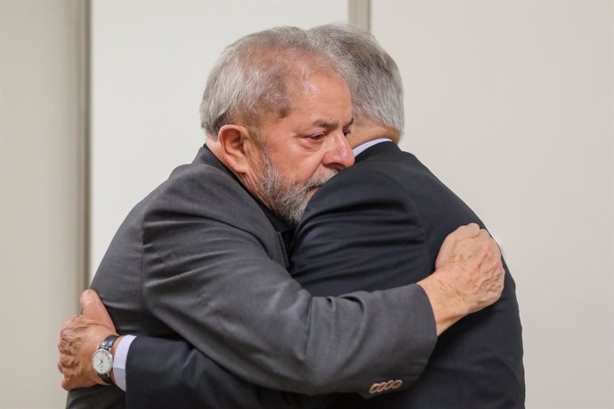 Expresidente de Brasil  Lula da Silva tras la muerte de su esposa