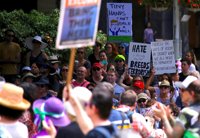 Miles de personas protestan en Australia contra la orden migratoria de Trump