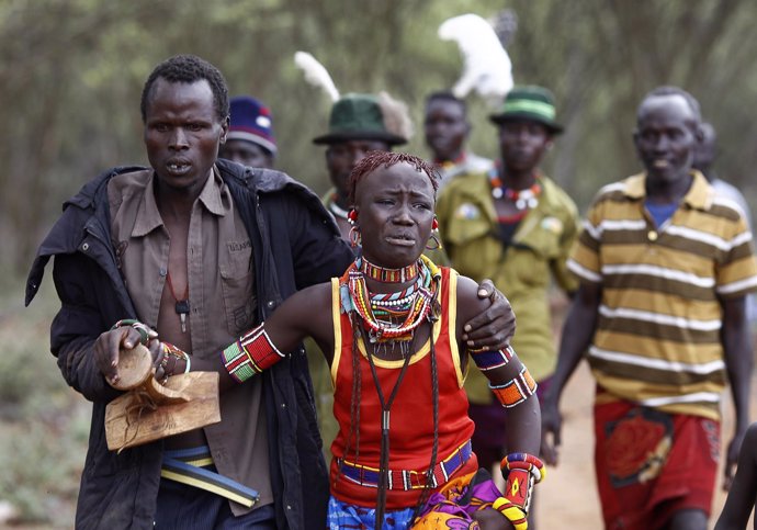 Hombre lleva a una niña que intenta huir de su matrimonio en Kenia