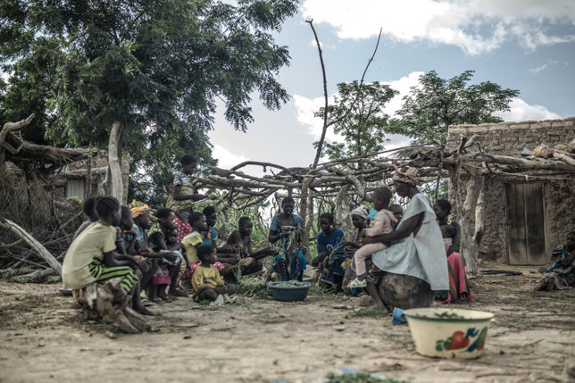 Nabonswendé junto a su familia Escucha la informac