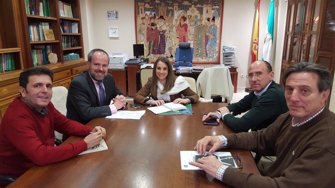 Ruiz (centro) y Algar (2º izda.) en la reunión de trabajo