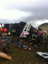 Los bomberos rescatan en Valladolid a un camionero atrapado tras un vuelco