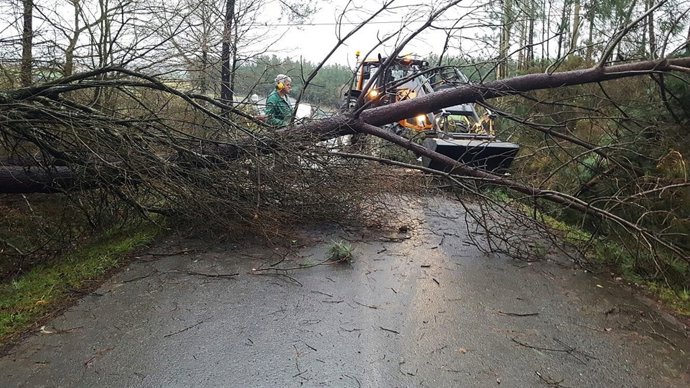 O Temporal Deixou Sen Luz E Teléfono A Varias Localidades De Frades E Levantou P