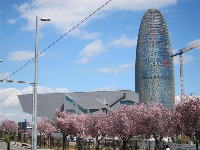 El Disseny Hub (Dhub) Y La Torre Agbar De Barcelona, En Glòries