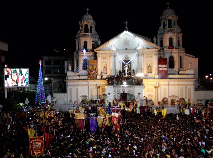 Procesión del Nazareno Negro frente a una iglesia de Manila