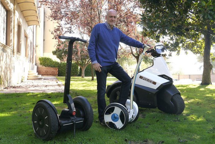 Francesc Llorens al costat de diversos segways