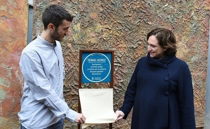 La alcaldesa de Barcelona, Ada Colau, colocando una placa conmemorativa.