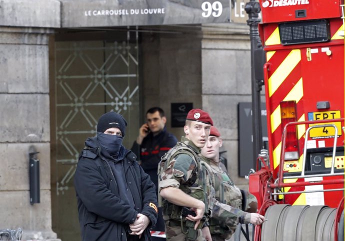 Militares y policías de Francia tras abatir a un hombre en el Louvre en París