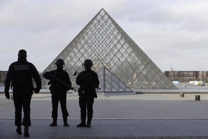 La Policía abate a un hombre que intentaba entrar en el Louvre