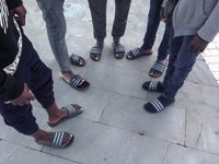 Denuncian que 'menas' en Melilla tienen que ir en chanclas y Bienestar Social lo niega