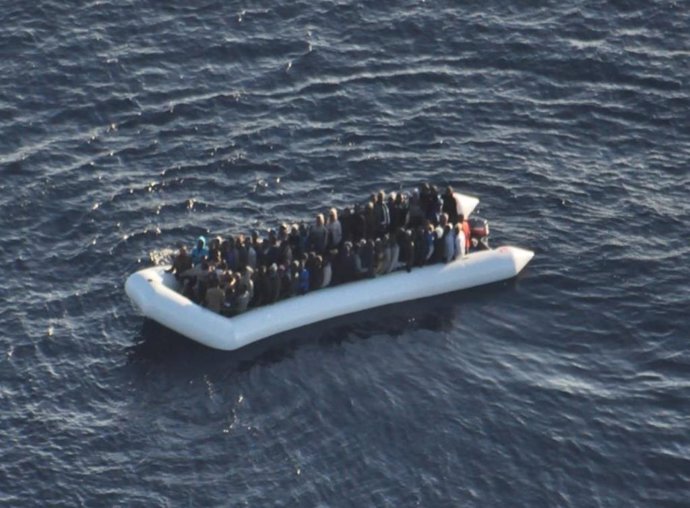 Inmigrantes a bordo de una embarcación neumática en el Mediterráneo central