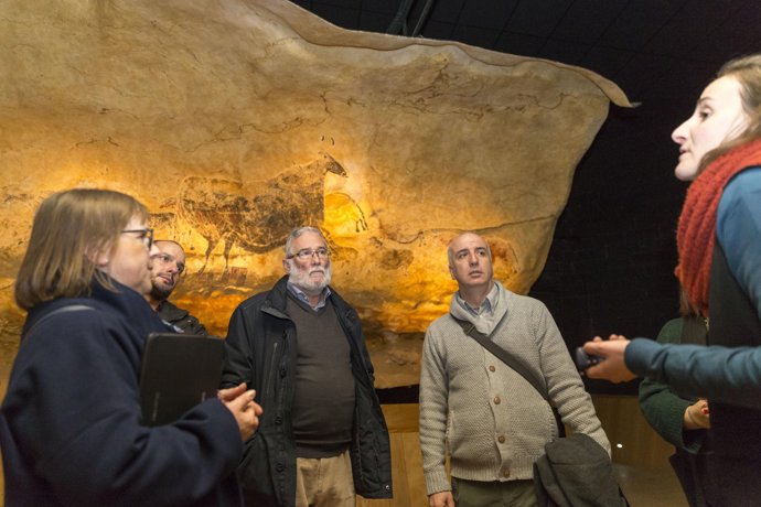 El consejero ha visitado varios museos, entre ellos el de Lascaux y su replica