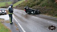 Herido un hombre de 84 años tras volcar su coche en Allande