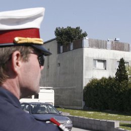 policia austriaco vigila casa mujer secuestrada