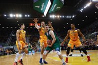 Herbalife supera a Unicaja y Obradoiro frena la crisis a tiempo