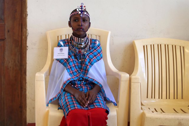 Una niña espera para acudir a un evento contra la mutilación genital femenina.