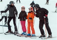 Los Reyes Felipe y Letizia pasan una jornada de esquí de lo más divertida con sus hijas