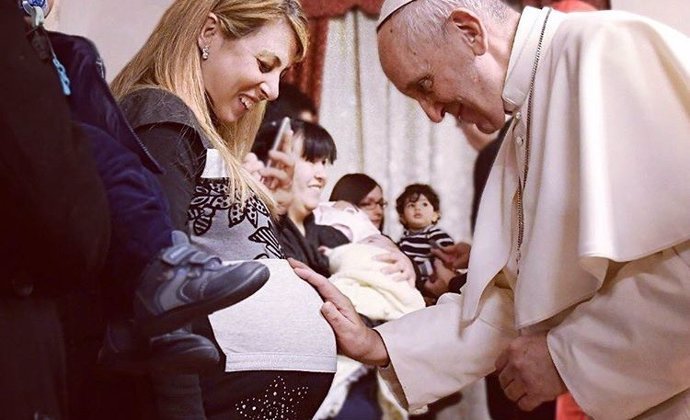 El Papa Francisco impone las manos a una embarazada