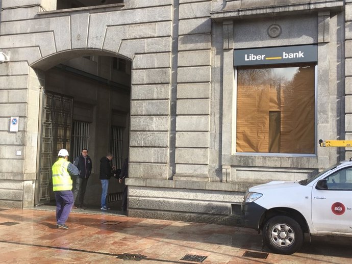 Operarios de HC en el edificio de Liberbank de Oviedo