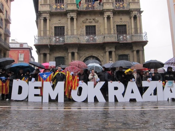 Concentración de Gure Eske Dago en solidaridad con Cataluña             