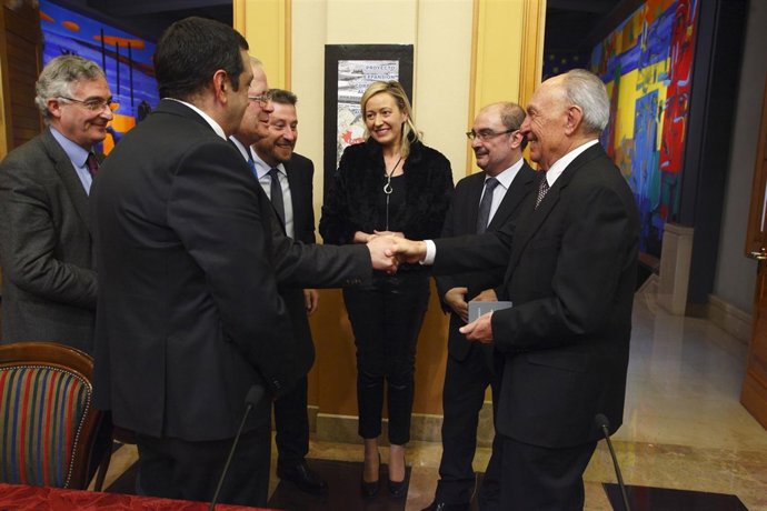 Responsables del Gobierno de Aragón y de la empresa en la firma del convenio.