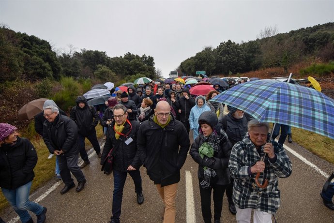Raül Romeva i Marina Gutés caminant per Agullana (Girona)