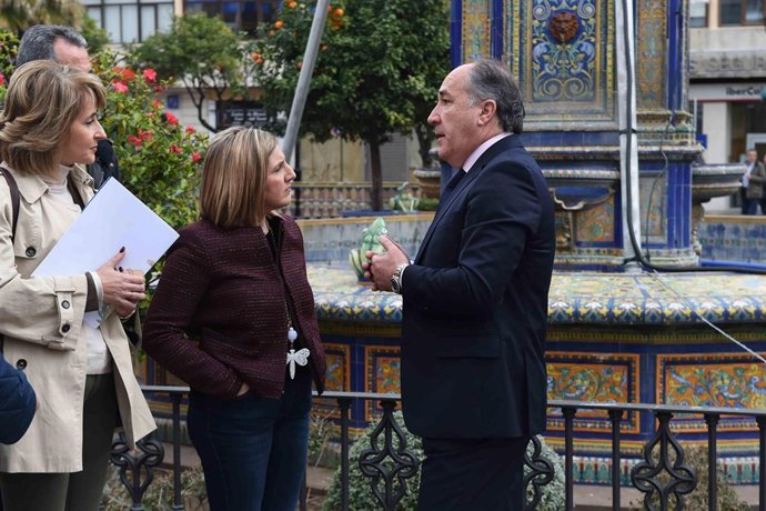 El alcalde de Algeciras habla con la presidenta de la Diputación de Cádiz