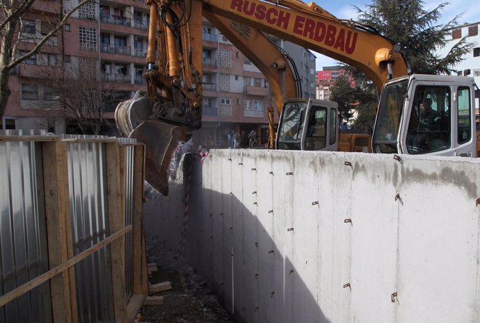 Excavadoras serbias derriban el muro de Mitrovica