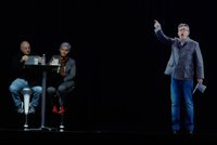 Mélenchon, presente en dos actos electorales a la vez gracias a un holograma