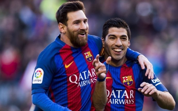 Luis Suárez y Lionel Messi se abrazan tras un gol