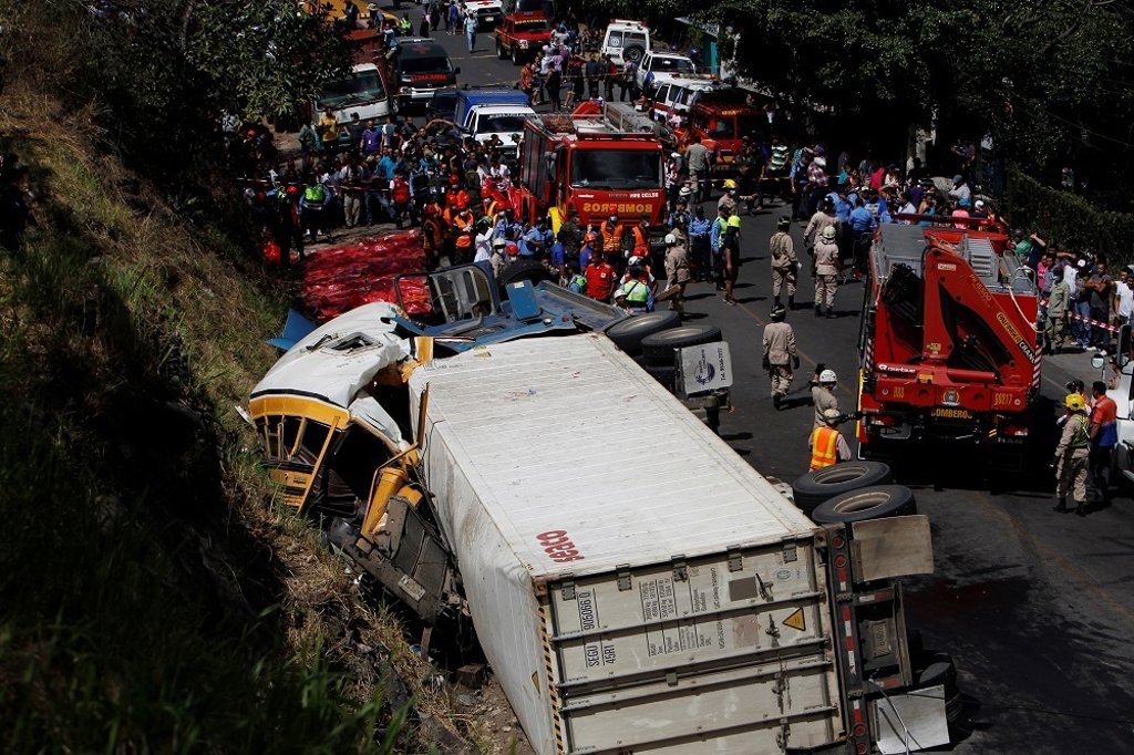 Mueren 23 personas y 35 resultan heridas en un accidente de tráfico en