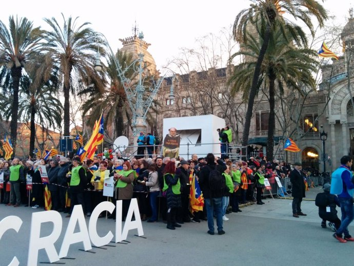 Manifestación por el juicio del 9N a Artur Mas, Joana Ortega e Irene Rigau