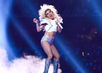 Los looks brillantes (y vibrantes) de Lady Gaga en la final de la Super Bowl