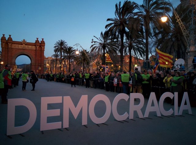 Manifestación por el juicio del 9N a Artur Mas, Joana Ortega e Irene Rigau