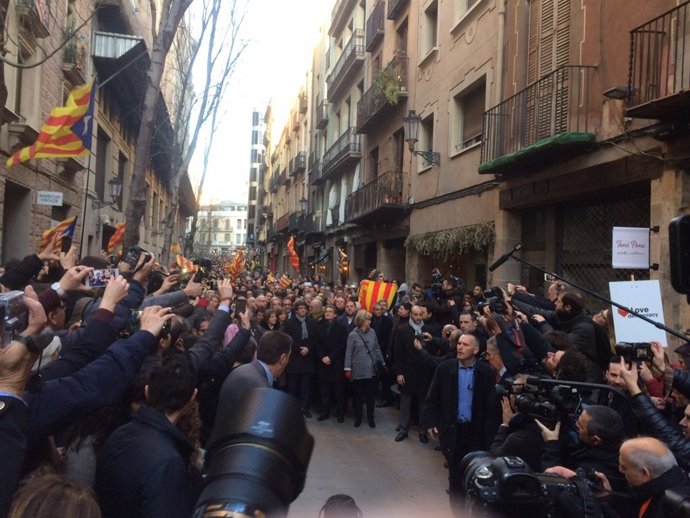 Mes, Ortega, Rigau, Puigdemont i membres del Govern en el Fossar de les Moreres